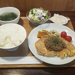 キッチン ブルー グローブ - 三元豚ロースピカタ　クミン香る茸のデュクセル添え