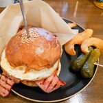 B2B TOKYO - ベーコンエッグバーガー