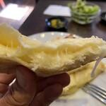 インド・ネパール料理 シャマーマハル - チーズナンの断面