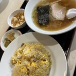 中華飯店菜家 - チャーハン半ラーメン@950円