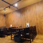 Akibaru Mano - 店内は木板張りの壁、木材の床、ウッドカラーのカウンター、テーブルだけは黒塗り、バル的な居酒屋さんといった雰囲気
                      お席はL字カウンター9席、テーブル6席×3卓の合計27席
