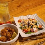 安芸バル☆マーノ - お料理①生ハムシーザーサラダ(税込780円)
            《レタス&水菜&ミニトマト&ハーブ》
            ②広島熟成鶏唐揚げ【3個】、檸檬添え(税込480円)
            お酒①自家製檸檬ジュレ入り檸檬サワー(税込600円)