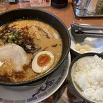 おおぎやラーメン - ピリ辛とんこつみそラーメン➕無料(小ライス&ニンニク)