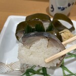 いづう - 肉厚の鯖と酢が効いた「いづう」さんの鯖寿司は絶品！