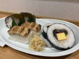 Iduu - おすすめの鯖、穴子、太巻き寿司盛り合わせ 。鯖寿司はもちろん美味ですが太巻き寿司の甘辛く煮た干瓢と椎茸の美味しさは「いづう」さんならでは♥️