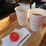 HAPPA STAND - 焙じ茶(500円)季節の上生菓子(440円)