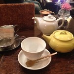tea room mahisa - ミルクティー・ポット（前・紅茶,奥・差し湯）
