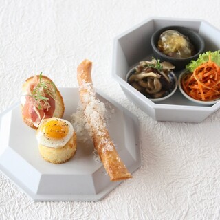 由米其林星级厨师监制的 Omakase套餐2,500 日元起