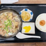 ごはん家 ゆめや食堂 - ホルモンうどんセット　味くーたーでご飯が進む