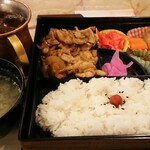 カフェ＆レストラン談話室 ニュートーキョー - こちらは懐かしのコロンビアさん(小樽)の生姜焼き弁当