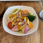 Farm to Me Restaurant - 野菜サラダに自家製にんじんドレッシング
