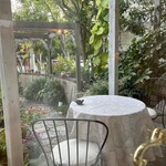 Agato - テラス席と中庭