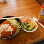 ログハウス - 料理写真:タルタルチキンの大盛り、サラダ、ペットのお茶。　〆て６９０円のランチ