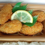 本家かまどや - カキフライ弁当　500円　<カキフライ拡大>