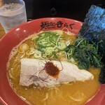 麺処 きらく - このチャーシューがまたホロッホロ
            なのです。乗ったままだと冷たいので
            スープに沈めて時が来るのを待ちます。
            