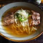 首里うかじ うかじそば - 軟骨ソーキそば(880円)