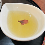 こひる庵 - しょうがみつに桜花浸してみたらまぁ可愛い♡