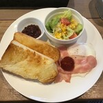 カフェ ワン シーン - 料理写真:ベーコンエッグ・トースト