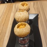 DIYA - PANI PURI 
            揚げて丸く膨らんだ生地の中にジャガイモや豆が入っています。上に穴が開いていて、そこにスパイスの効いた美味しい液体を入れて頂きます。