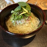 やまぐち - 松葉蟹とトマトエキススープのカッペリー二 マイクロベビーリーフを乗せて