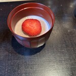 やまぐち - キャラメルのパンナコッタ 黒豆のソース あまおうを乗せて