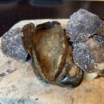 やまぐち - 蝦夷鮑と青森 こみつ(林檎)のリゾット 黒トリュフのスライスを乗せて