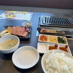 焼肉 炎座 - 映ってないがサラダとジンジャーエール付き