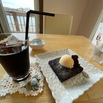 カフェ ティアラ - 低糖質のホットブラウニー＋アイスコーヒー