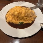 洋食屋　あしぇっと - 割る前の状態を撮り忘れたオムライス