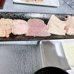 かわ福 - 白定食（左からミノ、ノド軟骨、ガツ、コリコリ、豚ホルモン）
