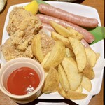 牛タンしゃぶと飛騨牛グリル 花朧 - 花朧の特製唐揚げ、フライドポテト、ソーセージ（3人前）