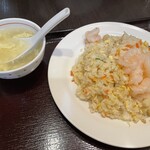 中国料理 西安刀削麺 - エビチャーハン。スープ付き