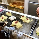 広島風おこのみ焼 珠芽 - 目の前が鉄板の焼き場