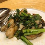 トラットリア ダ コヴィーノ - 牡蠣と春菊の炒め