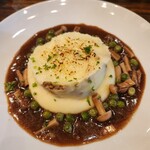 Cocotte - マッシュポテトに鴨の細切りコンフィをサンドしたもの､オススメです！