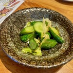 鰻う おか冨士 - サービスのキャベツときゅうりの漬物