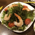 沖縄酒場 結いま～る - 海ぶどうサラダ…撮るの待ちきれず箸も写ってますが(￣∀￣)