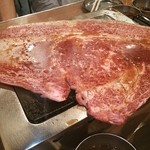 大阪焼肉・ホルモン ふたご - はみ出てます♪