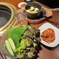 大徳壽 みなとみらい - サンチュ、白菜キムチ、にんにく揚げ 大徳壽 みなとみらい - サンチュ、白菜キムチ、にんにく揚げ