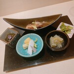 渋谷 すしき - おつまみ盛り合わせ(タコの柔らか煮、菜の花、子持ち昆布、アオリイカぬた、モズク酢)
