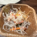 Kuramoto Izakaya Seiryuu - お通しは白滝に蟹の解し身みたいのと人参を刻んだのが入った和え物です。200円のようです。