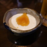 旬菜処 びいどろ - 料理写真:お通しのじーまーみ豆腐