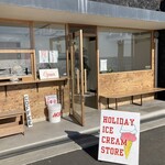 HOLIDAY ICE CREAM STORE - トライアングル七里ガ浜1階にある、国道134沿い、これ以上ないロケーション。イートインも可。