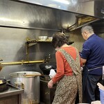 亀楽 - チャーハンと焼きそばの調理の様子