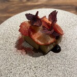 IZA - フォワグラ
                                コンフィーにして油を抜いたフォアグラ、イチゴ、ビーツパウダー、バルサミコ酢、赤しそ