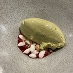 IZA - ピスタチオジェラート、ラズベリーソース、ポン菓子、