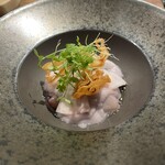 IZA - 柔らかく炊いたタコ、大根、ピューレピクルス、揚げたレンコン、マイクロセロリ