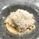 IZA - パルメザンチーズ、黒、胡椒、椎茸とごぼう、コンソメで煮たもの、バターで炒めたもの