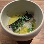 IZA - イタリアンサローネの定番料理。メジナを蛤の出汁で蒸したもの。