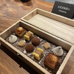 IZA - 白味噌フィナンシェ、くるみ、コマージュ、生チョコレート、マシュマロ、シナモンサブレ